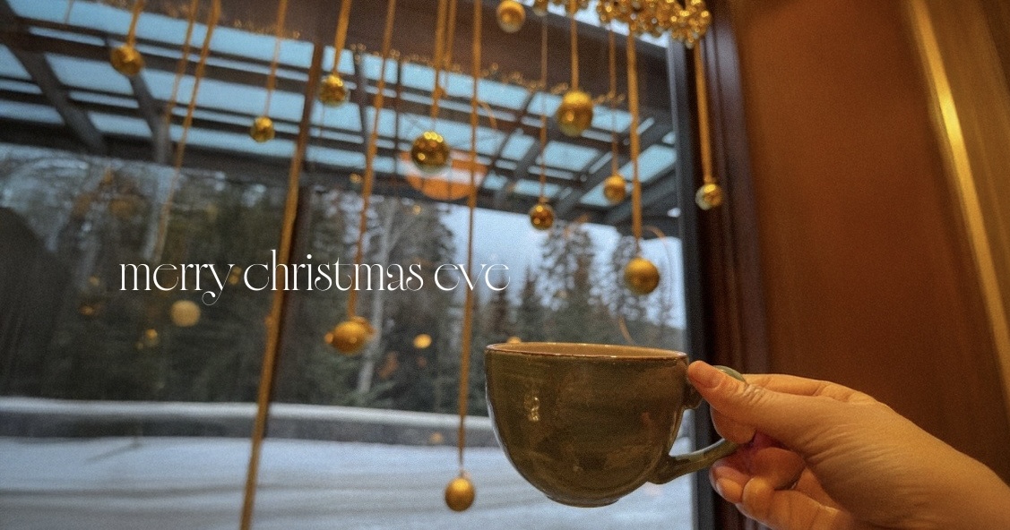 A warm cup by the window on Christmas Eve, soft lights hanging above, a quiet moment to breathe.

日本語訳: